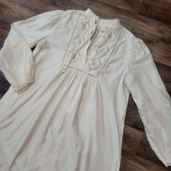Vintage 1970's Barbizon Rose Embroidered Ivory Lace Trim Satin Nightgown Size MD - Picture 2 of 9